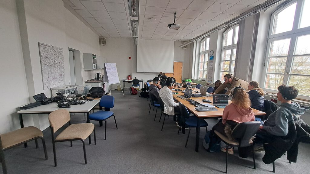 Sichtungs- und Schnittarbeit im Sitzungsraum der Bezirksvertretung Altenessen